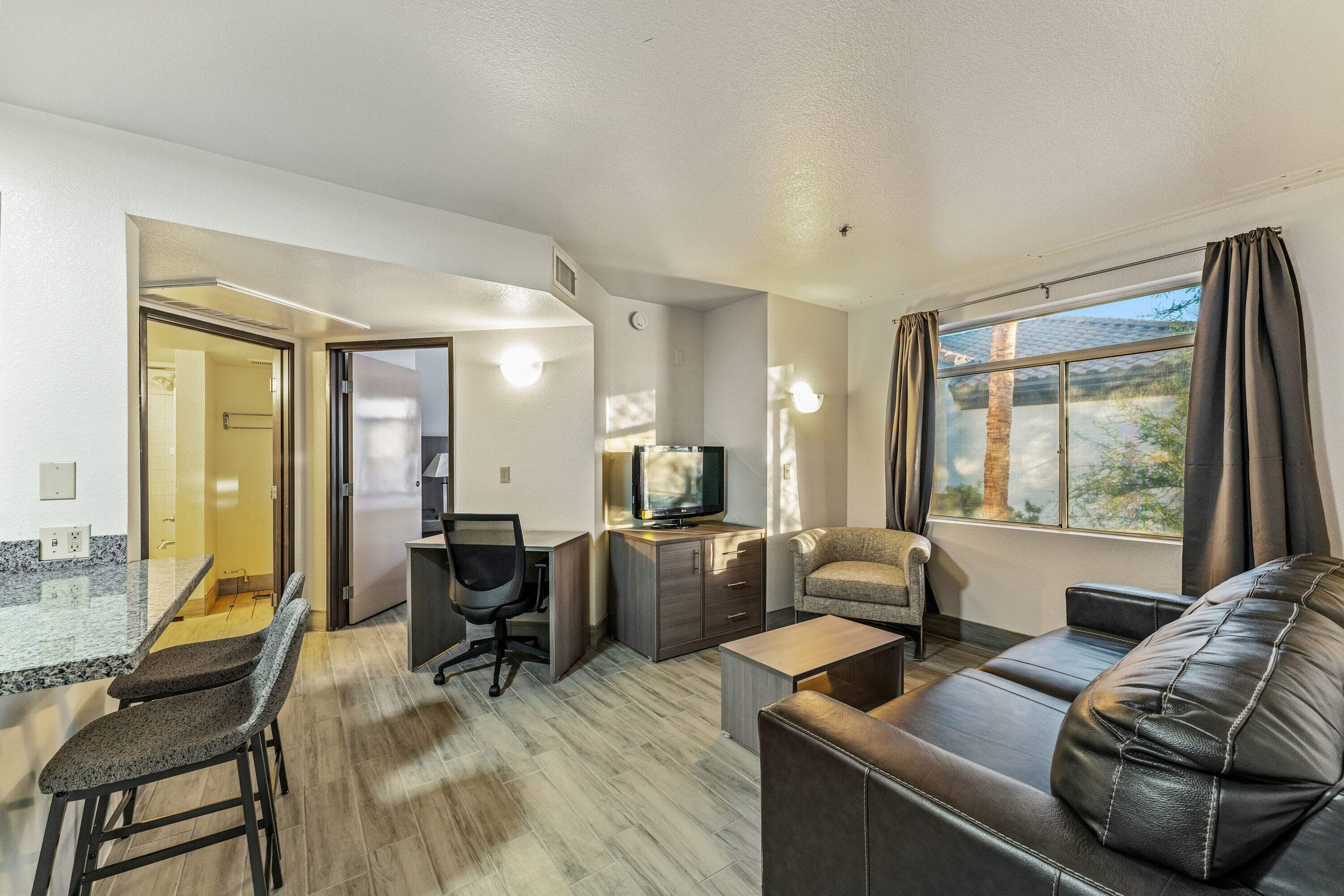 Chandler 2 bd 1 ba immaculate grounds, perfect location upgraded unit