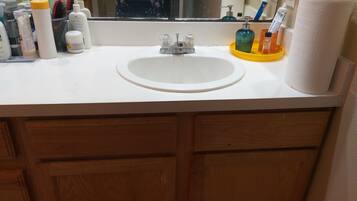 Combinazione doccia/vasca, asciugamani, carta igienica