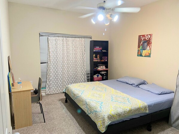 1 室のベッドルーム、デスク、アイロン / アイロン台、WiFi (無料)