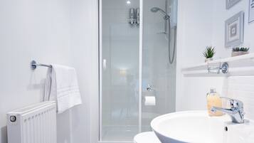 Apartment, 2 Bedrooms, Non Smoking | Bathroom | Free toiletries, hair dryer, towels, soap