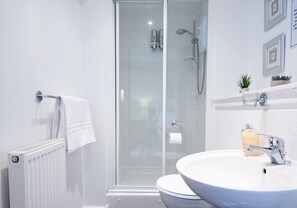 Huoneisto, 2 makuuhuonetta, tupakointi kielletty | Kylpyhuone | Ilmaiset hygieniatuotteet, hiustenkuivaaja, pyyhkeet, saippua