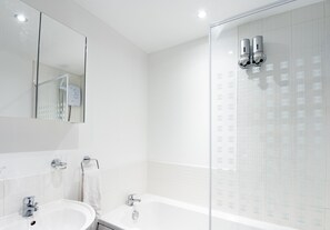 Apartment, 2 Bedrooms, Non Smoking | Bathroom