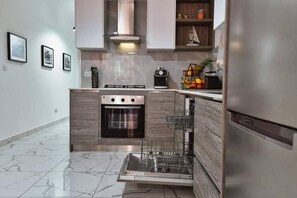 ثلاجة، ميكروويف، فرن، غسالة أطباق