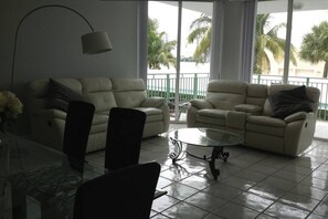 Fernseher, Bücher, Arbeitsbereiche