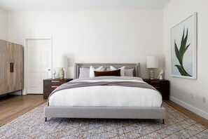 4 chambres, bureau, fer et planche à repasser, lit de bébé portatif