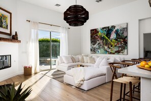 Una Smart TV, una mesa de tenis de mesa