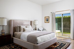 4 dormitorios, escritorio, tabla de planchar con plancha y cuna de viaje