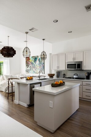 Réfrigérateur, micro-ondes, four, plaque de cuisson