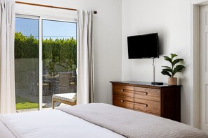 4 dormitorios, escritorio, tabla de planchar con plancha y cuna de viaje