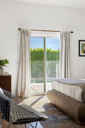 4 chambres, bureau, fer et planche à repasser, lit parapluie