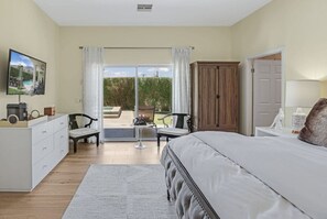4 habitaciones, escritorio y tabla de planchar con plancha