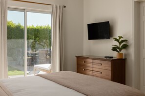 4 bedrooms, desk, iron/ironing board, travel cot