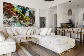 Una Smart TV, una mesa de tenis de mesa