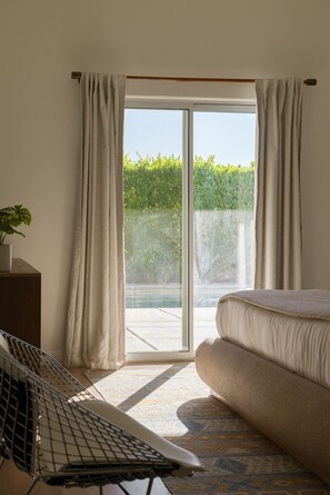 4 bedrooms, desk, iron/ironing board, travel crib