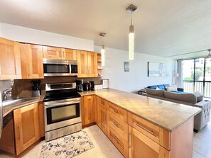 Frigorifero, microonde, forno, piano cottura