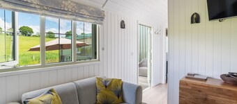 Oaks Barn Farm, Alcester- sleeps 20 with optional Salt water hot tub