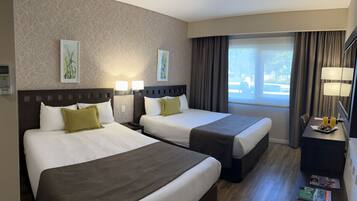 Deluxe-huone, 2 parisänkyä | Minibaari, tallelokero huoneessa, työpöytä, silitysrauta/-lauta