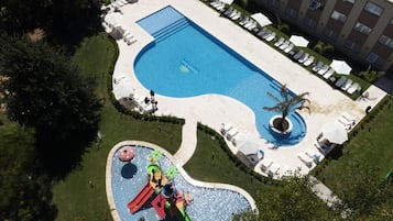 Sisäuima-allas, kauden mukainen ulkouima-allas, aurinkovarjoja