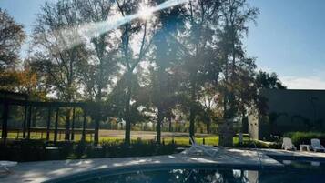 Sisäuima-allas, kauden mukainen ulkouima-allas, aurinkovarjoja