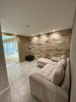 Sauna seca, massagens com pedras quentes, massagens