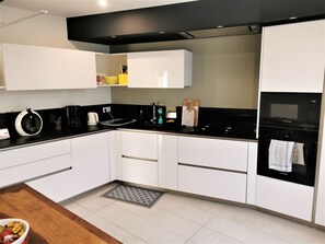 Kühlschrank, Mikrowelle, Ofen, Geschirrspüler