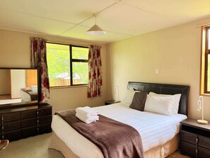 4 slaapkamers, een strijkplank/strijkijzer, wifi, beddengoed