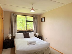 4 bedrooms, iron/ironing board, WiFi, bed sheets
