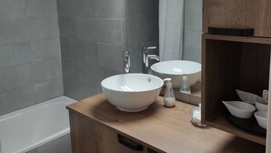 A modern bathroom with two white sinks, a wooden vanity, a large mirror, and a bathtub. - APARTMENT LA TOUSSUIRE, 3 ROOMS 6/8 PEOPLE (La Toussuire)