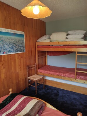 1 chambre, fer et planche à repasser