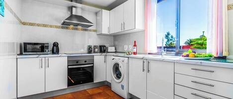 Refrigerador, microondas y horno