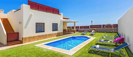 Lämmitetty uima-allas