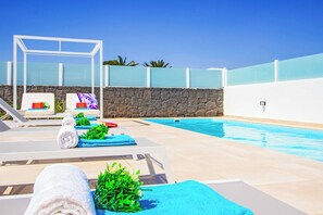 Beheizter Pool, Liegestühle