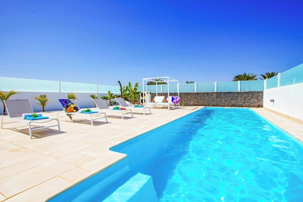 Beheizter Pool, Liegestühle