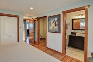 3 bedrooms, iron/ironing board, WiFi, bed sheets - Clean & comfortable home near hot springs, wedding venues & downtown Buena Vista (Buena Vista)