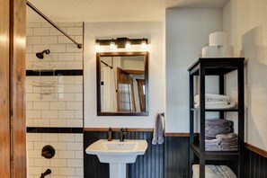 Duschwanne, Haartrockner, Handtücher, Seife