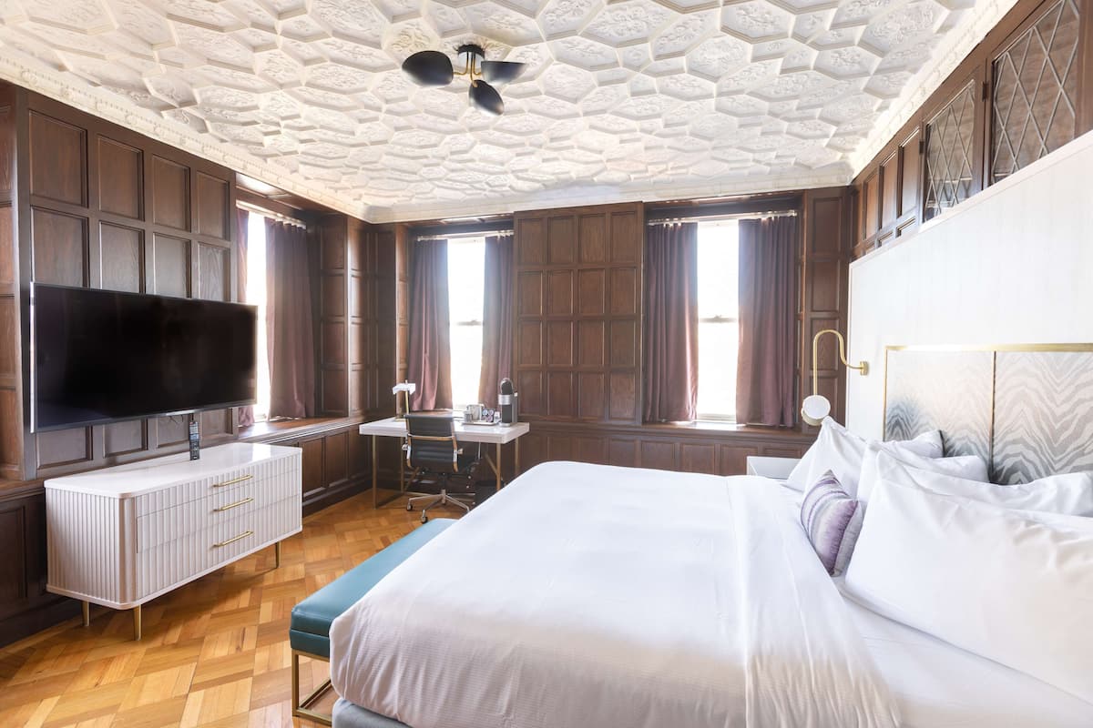 Suite estudio, 1 cama King size, vista a la ciudad | Ropa de cama de alta calidad, edredón y camas con pillow-top