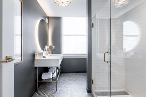 Studio Suite, 1 King Bed, City View | Bathroom shower - The Kelly Birmingham, Tapestry Collection By Hilton (Birmingham)