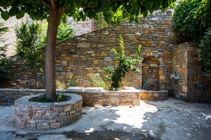 Property grounds - ¨Με θέα το ηλιοβασίλεμα¨/¨Overlooking the sunset¨ (Afissos)