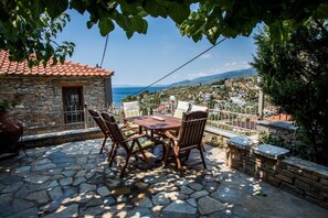 Outdoor dining - ¨Με θέα το ηλιοβασίλεμα¨/¨Overlooking the sunset¨ (Afissos)