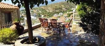 ¨Με θέα το ηλιοβασίλεμα¨/¨Overlooking the sunset¨