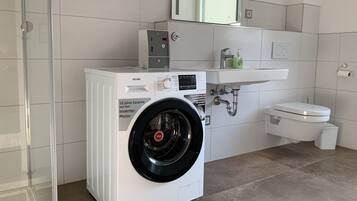 Een douche, handdoeken, toiletpapier