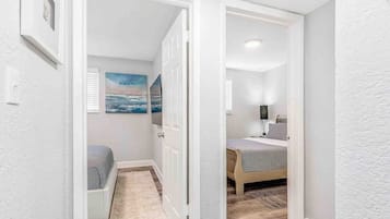 2 habitaciones, tabla de planchar con plancha y cuna de viaje