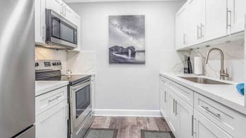 Refrigerador, microondas, horno y parrilla de estufa