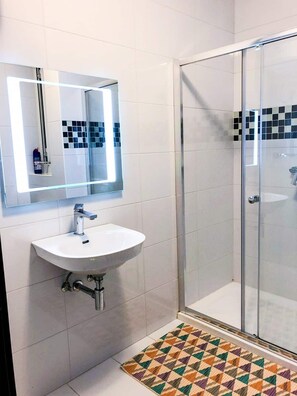 Douche, sĂšche-cheveux, serviettes fournies, savon