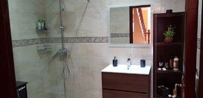 Douche, sèche-cheveux, serviettes fournies, savon