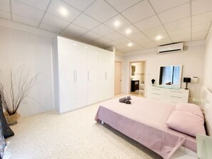 5 bedrooms, desk, iron/ironing board, free WiFi