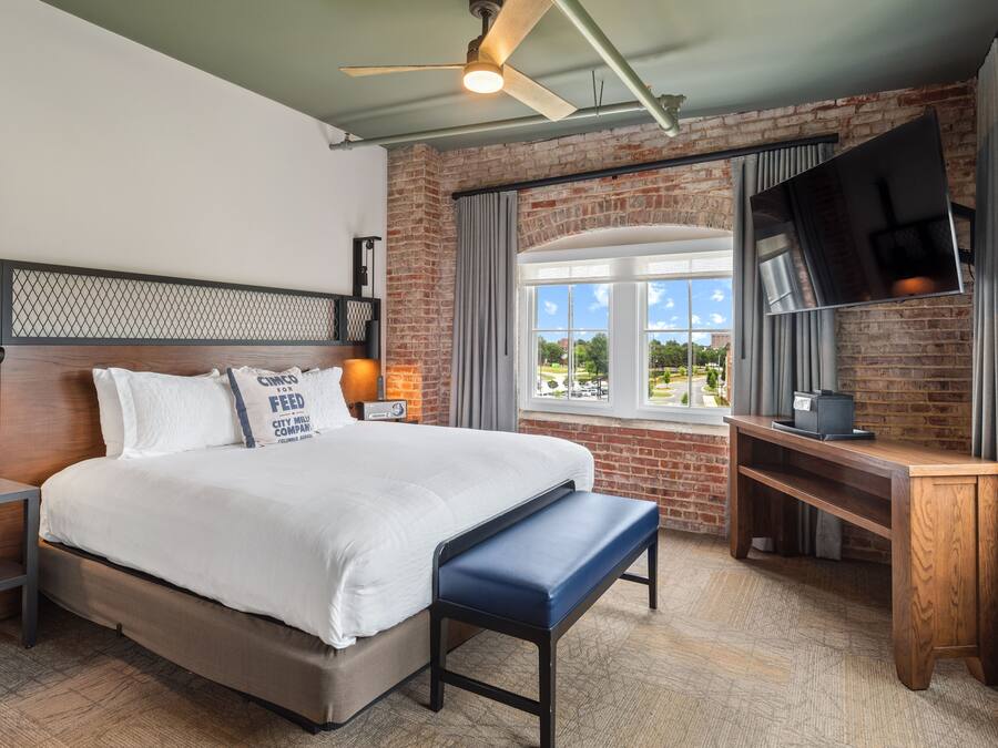 Desk, laptop workspace, iron/ironing board, free WiFi