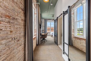 Escritorio y espacio para trabajar con laptop 