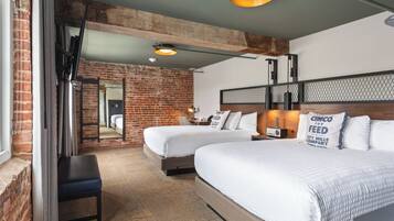 Rom – classic, 2 queensize-senger, elveutsikt | Skrivebord, skrivebord for bærbar PC og strykejern/-brett