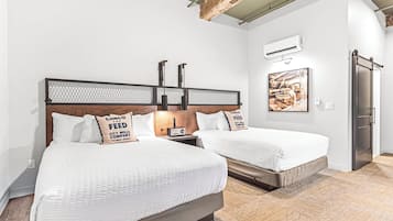 Desk, laptop workspace, iron/ironing board, free WiFi